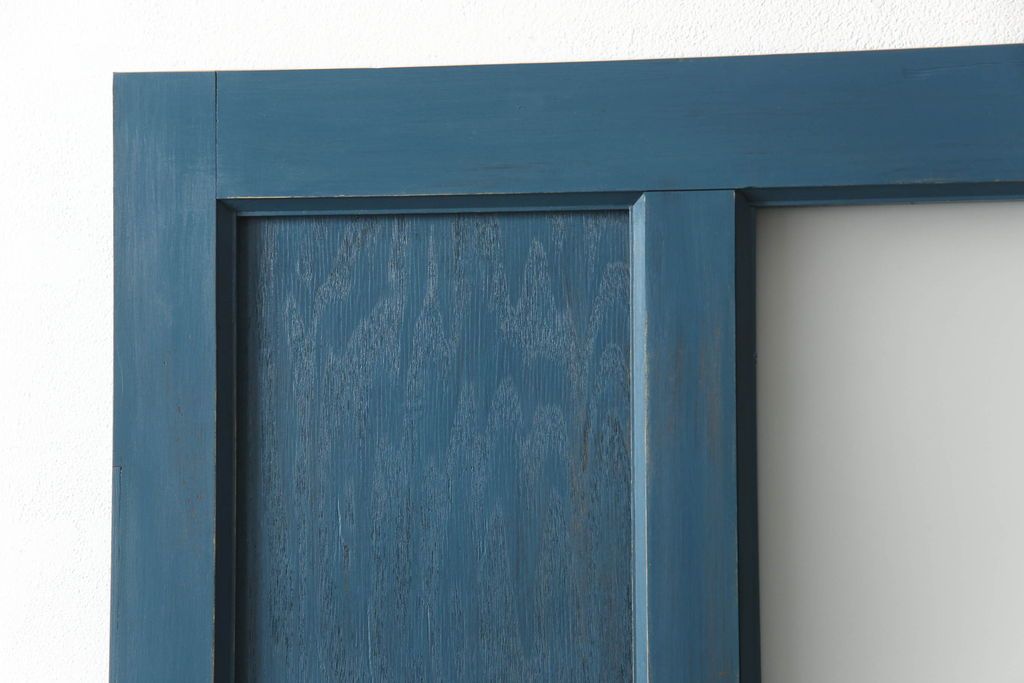 ドアをリペア&カスタム!高さと幅をリサイズし、引き戸仕様へ。上段中央の1マスにすりガラスをはめ込み、葵戸引手・戸車を取り付け。(扉、建具)