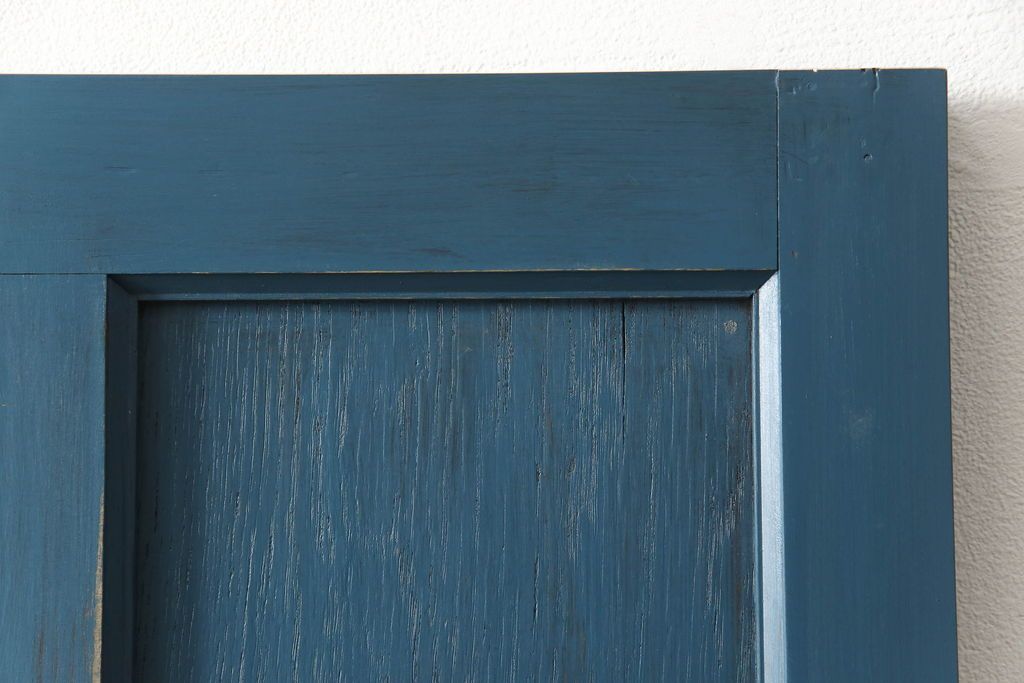 ドアをリペア&カスタム!高さと幅をリサイズし、引き戸仕様へ。上段中央の1マスにすりガラスをはめ込み、葵戸引手・戸車を取り付け。(扉、建具)