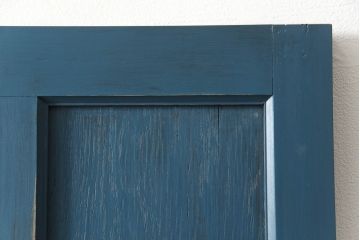 ドアをリペア&カスタム!高さと幅をリサイズし、引き戸仕様へ。上段中央の1マスにすりガラスをはめ込み、葵戸引手・戸車を取り付け。(扉、建具)