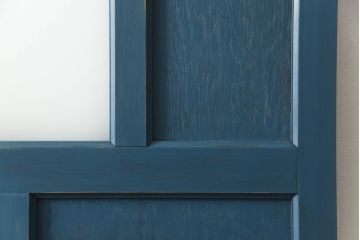 ドアをリペア&カスタム!高さと幅をリサイズし、引き戸仕様へ。上段中央の1マスにすりガラスをはめ込み、葵戸引手・戸車を取り付け。(扉、建具)