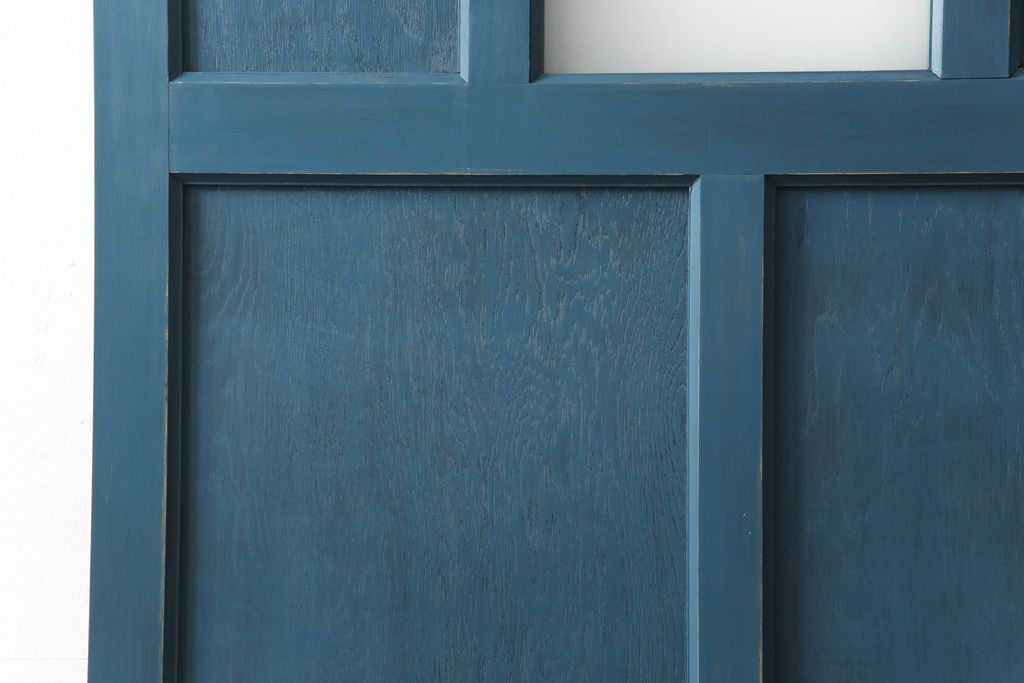 ドアをリペア&カスタム!高さと幅をリサイズし、引き戸仕様へ。上段中央の1マスにすりガラスをはめ込み、葵戸引手・戸車を取り付け。(扉、建具)