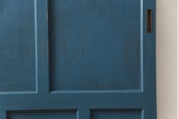 ドアをリペア&カスタム!高さと幅をリサイズし、引き戸仕様へ。上段中央の1マスにすりガラスをはめ込み、葵戸引手・戸車を取り付け。(扉、建具)