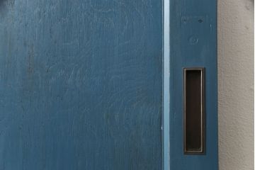 ドアをリペア&カスタム!高さと幅をリサイズし、引き戸仕様へ。上段中央の1マスにすりガラスをはめ込み、葵戸引手・戸車を取り付け。(扉、建具)