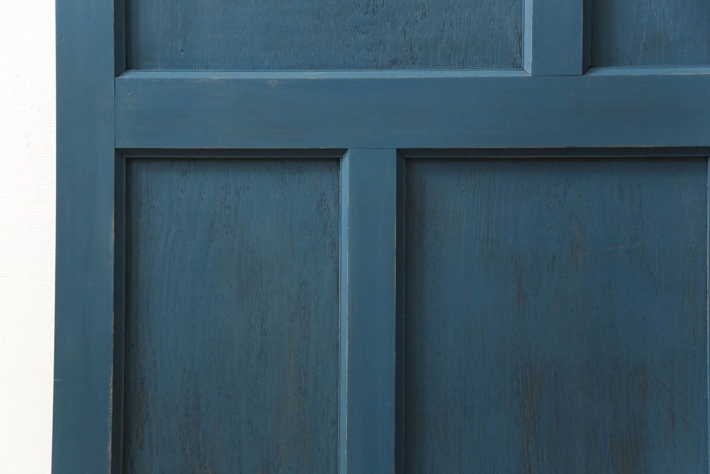 ドアをリペア&カスタム!高さと幅をリサイズし、引き戸仕様へ。上段中央の1マスにすりガラスをはめ込み、葵戸引手・戸車を取り付け。(扉、建具)