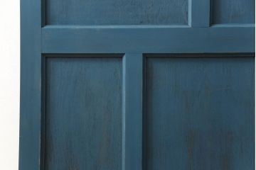 ドアをリペア&カスタム!高さと幅をリサイズし、引き戸仕様へ。上段中央の1マスにすりガラスをはめ込み、葵戸引手・戸車を取り付け。(扉、建具)