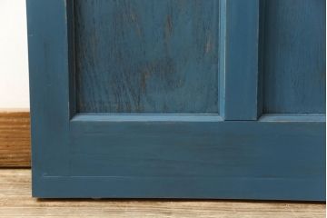 ドアをリペア&カスタム!高さと幅をリサイズし、引き戸仕様へ。上段中央の1マスにすりガラスをはめ込み、葵戸引手・戸車を取り付け。(扉、建具)