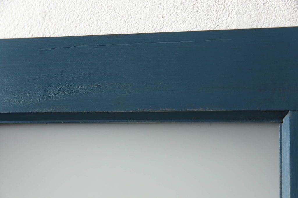 ドアをリペア&カスタム!高さと幅をリサイズし、引き戸仕様へ。上段中央の1マスにすりガラスをはめ込み、葵戸引手・戸車を取り付け。(扉、建具)