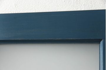 ドアをリペア&カスタム!高さと幅をリサイズし、引き戸仕様へ。上段中央の1マスにすりガラスをはめ込み、葵戸引手・戸車を取り付け。(扉、建具)