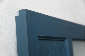 ドアをリペア&カスタム!高さと幅をリサイズし、引き戸仕様へ。上段中央の1マスにすりガラスをはめ込み、葵戸引手・戸車を取り付け。(扉、建具)