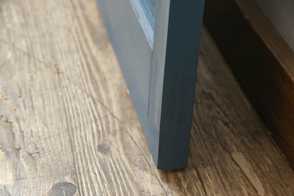 ドアをリペア&カスタム!高さと幅をリサイズし、引き戸仕様へ。上段中央の1マスにすりガラスをはめ込み、葵戸引手・戸車を取り付け。(扉、建具)