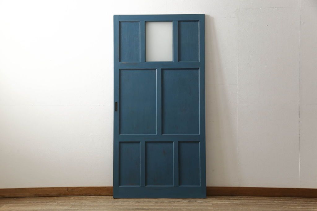 ドアをリペア&カスタム!高さと幅をリサイズし、引き戸仕様へ。上段中央の1マスにすりガラスをはめ込み、葵戸引手・戸車を取り付け。(扉、建具)