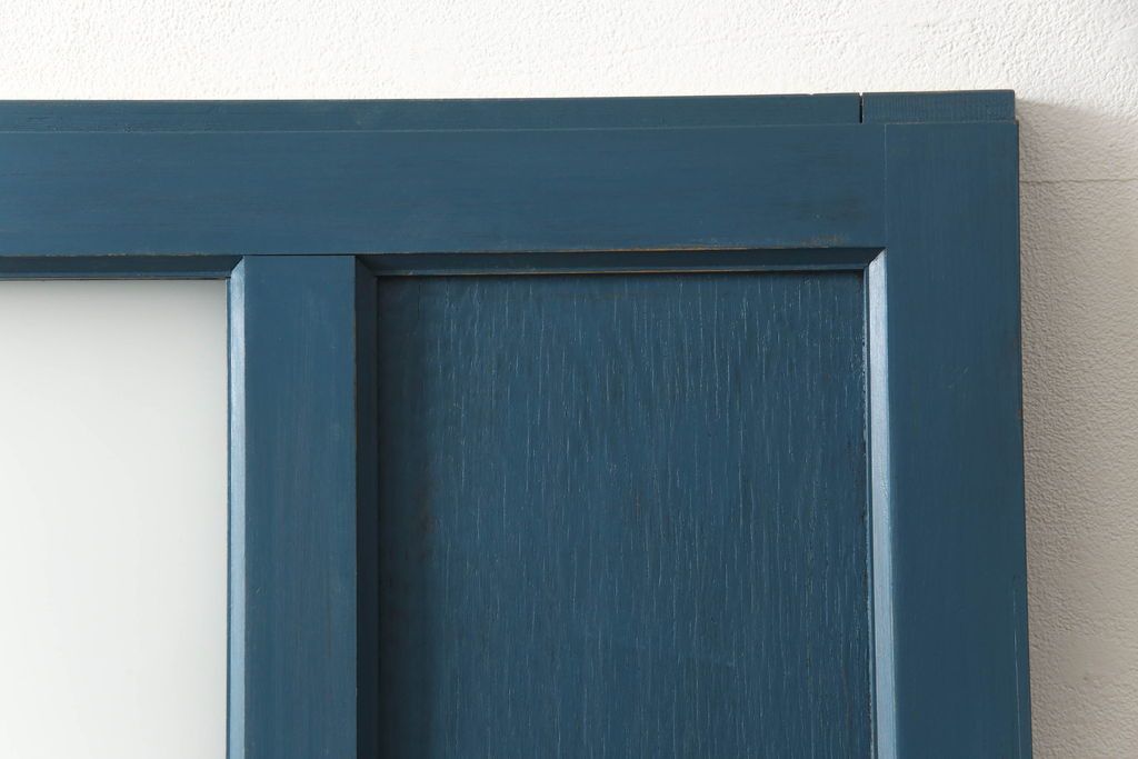 ドアをリペア&カスタム!高さと幅をリサイズし、引き戸仕様へ。上段中央の1マスにすりガラスをはめ込み、葵戸引手・戸車を取り付け。(扉、建具)