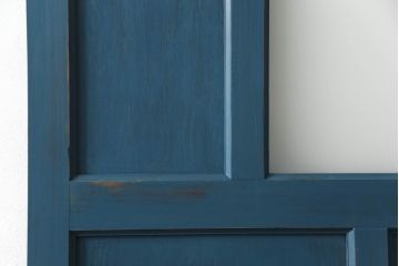 ドアをリペア&カスタム!高さと幅をリサイズし、引き戸仕様へ。上段中央の1マスにすりガラスをはめ込み、葵戸引手・戸車を取り付け。(扉、建具)