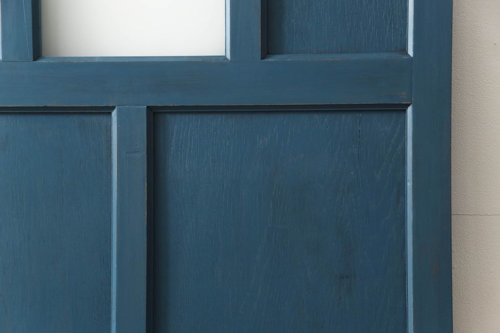 ドアをリペア&カスタム!高さと幅をリサイズし、引き戸仕様へ。上段中央の1マスにすりガラスをはめ込み、葵戸引手・戸車を取り付け。(扉、建具)