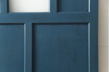 ドアをリペア&カスタム!高さと幅をリサイズし、引き戸仕様へ。上段中央の1マスにすりガラスをはめ込み、葵戸引手・戸車を取り付け。(扉、建具)