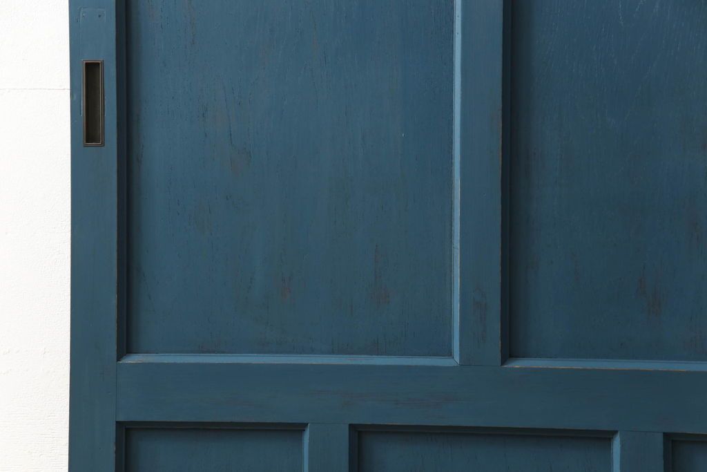 ドアをリペア&カスタム!高さと幅をリサイズし、引き戸仕様へ。上段中央の1マスにすりガラスをはめ込み、葵戸引手・戸車を取り付け。(扉、建具)