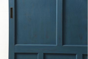 ドアをリペア&カスタム!高さと幅をリサイズし、引き戸仕様へ。上段中央の1マスにすりガラスをはめ込み、葵戸引手・戸車を取り付け。(扉、建具)