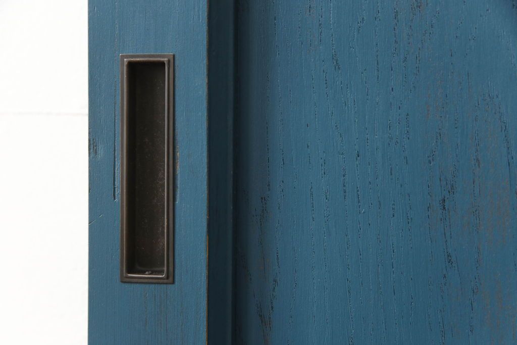 ドアをリペア&カスタム!高さと幅をリサイズし、引き戸仕様へ。上段中央の1マスにすりガラスをはめ込み、葵戸引手・戸車を取り付け。(扉、建具)