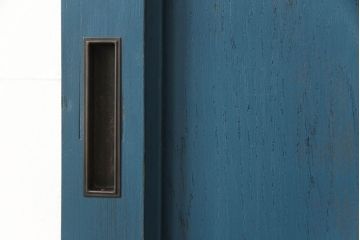 ドアをリペア&カスタム!高さと幅をリサイズし、引き戸仕様へ。上段中央の1マスにすりガラスをはめ込み、葵戸引手・戸車を取り付け。(扉、建具)