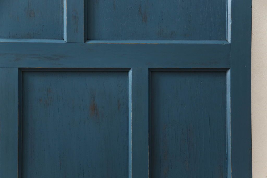 ドアをリペア&カスタム!高さと幅をリサイズし、引き戸仕様へ。上段中央の1マスにすりガラスをはめ込み、葵戸引手・戸車を取り付け。(扉、建具)