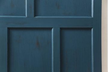 ドアをリペア&カスタム!高さと幅をリサイズし、引き戸仕様へ。上段中央の1マスにすりガラスをはめ込み、葵戸引手・戸車を取り付け。(扉、建具)