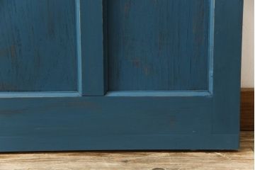 ドアをリペア&カスタム!高さと幅をリサイズし、引き戸仕様へ。上段中央の1マスにすりガラスをはめ込み、葵戸引手・戸車を取り付け。(扉、建具)