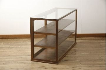 ガラスケースをリペア&カスタム!欠損している棚板を製作し、現状の品物に合わせて1トーン程落ち着いた色に着色。(ショーケース、陳列棚、飾り棚)