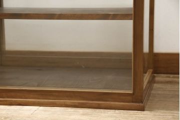 ガラスケースをリペア&カスタム!欠損している棚板を製作し、現状の品物に合わせて1トーン程落ち着いた色に着色。(ショーケース、陳列棚、飾り棚)