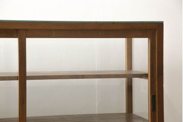 ガラスケースをリペア&カスタム!欠損している棚板を製作し、現状の品物に合わせて1トーン程落ち着いた色に着色。(ショーケース、陳列棚、飾り棚)