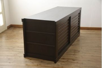 水屋箪笥サイドボードをリペア&カスタム!上下框をそれぞれカットしリサイズ。框の耳をフラットになるようカットし、カットした面は色合わせ。底の四つ角にフェルトを貼り付け。(キャビネット、収納棚、戸棚)