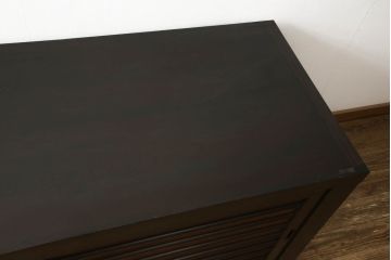水屋箪笥サイドボードをリペア&カスタム!上下框をそれぞれカットしリサイズ。框の耳をフラットになるようカットし、カットした面は色合わせ。底の四つ角にフェルトを貼り付け。(キャビネット、収納棚、戸棚)
