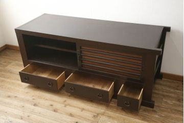 水屋箪笥サイドボードをリペア&カスタム!上下框をそれぞれカットしリサイズ。框の耳をフラットになるようカットし、カットした面は色合わせ。底の四つ角にフェルトを貼り付け。(キャビネット、収納棚、戸棚)