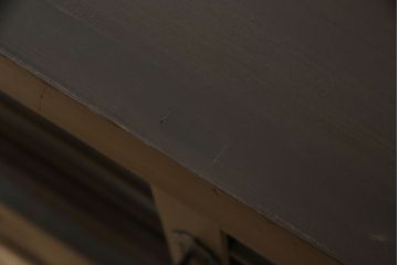 水屋箪笥サイドボードをリペア&カスタム!上下框をそれぞれカットしリサイズ。框の耳をフラットになるようカットし、カットした面は色合わせ。底の四つ角にフェルトを貼り付け。(キャビネット、収納棚、戸棚)