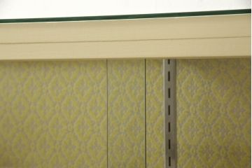 ガラスケースをリペア&カスタム!背面の模様ガラスを板に変更し指定の紙を貼り付け、左側面の鏡はクリアガラスに入れ替え。本体、棚内部の底板はクリーム色にペイント。(ショーケース、飾り棚、陳列棚)