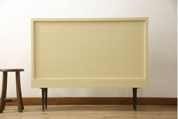 ガラスケースをリペア&カスタム!背面の模様ガラスを板に変更し指定の紙を貼り付け、左側面の鏡はクリアガラスに入れ替え。本体、棚内部の底板はクリーム色にペイント。(ショーケース、飾り棚、陳列棚)