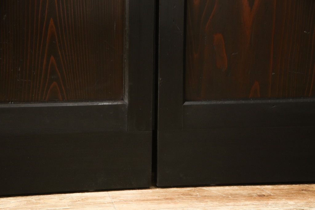 ガラス帯戸3枚をリペア&カスタム!高さをサイズし、調整式のV型戸車を取り付け。本体は現状の色味を活かして仕上げ。(建具、引き戸)