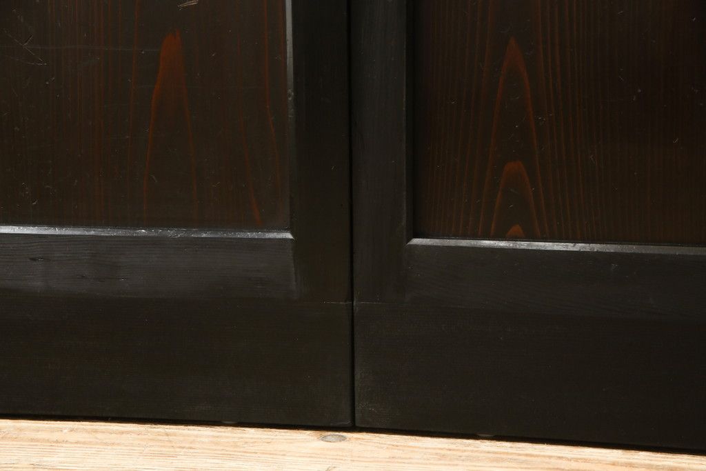 ガラス帯戸3枚をリペア&カスタム!高さをサイズし、調整式のV型戸車を取り付け。本体は現状の色味を活かして仕上げ。(建具、引き戸)