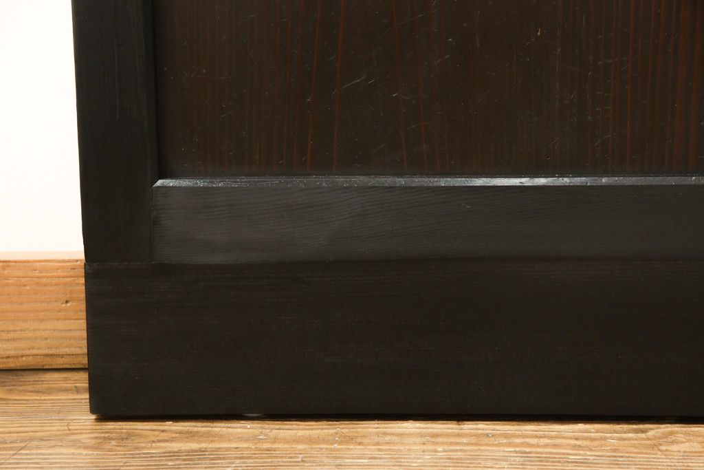 ガラス帯戸3枚をリペア&カスタム!高さをサイズし、調整式のV型戸車を取り付け。本体は現状の色味を活かして仕上げ。(建具、引き戸)