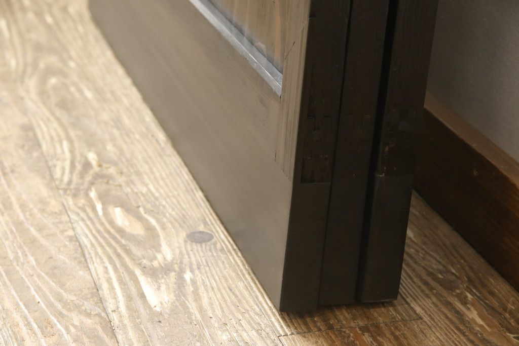 ガラス帯戸3枚をリペア&カスタム!高さをサイズし、調整式のV型戸車を取り付け。本体は現状の色味を活かして仕上げ。(建具、引き戸)