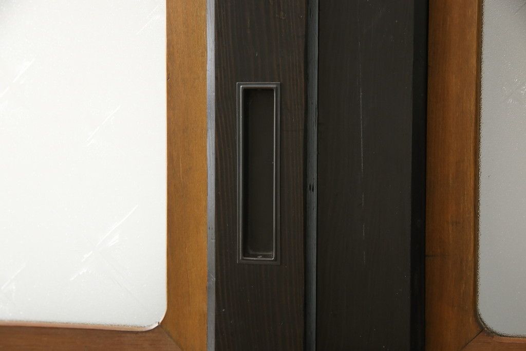 ガラス帯戸3枚をリペア&カスタム!高さをサイズし、調整式のV型戸車を取り付け。本体は現状の色味を活かして仕上げ。(建具、引き戸)