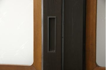 ガラス帯戸3枚をリペア&カスタム!高さをサイズし、調整式のV型戸車を取り付け。本体は現状の色味を活かして仕上げ。(建具、引き戸)