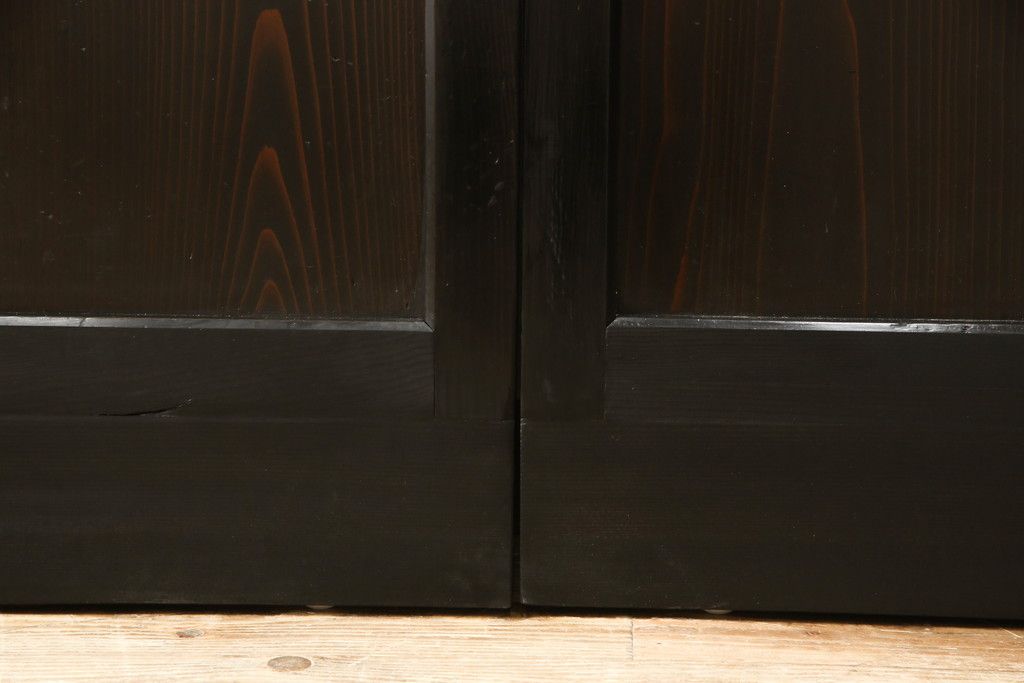 ガラス帯戸3枚をリペア&カスタム!高さをサイズし、調整式のV型戸車を取り付け。本体は現状の色味を活かして仕上げ。(建具、引き戸)