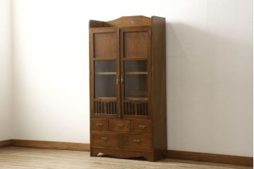 ブックケースをリペア&カスタム!欠損部分のガラスを交換し、棚受けと棚板2枚新規製作。修繕箇所・内部は本体と馴染ませて、現状のお品物に合わせて1トーン程落ち着いた色に着色。(本箱、戸棚、キャビネット)