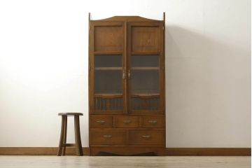 ブックケースをリペア&カスタム!欠損部分のガラスを交換し、棚受けと棚板2枚新規製作。修繕箇所・内部は本体と馴染ませて、現状のお品物に合わせて1トーン程落ち着いた色に着色。(本箱、戸棚、キャビネット)