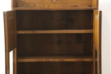 ブックケースをリペア&カスタム!欠損部分のガラスを交換し、棚受けと棚板2枚新規製作。修繕箇所・内部は本体と馴染ませて、現状のお品物に合わせて1トーン程落ち着いた色に着色。(本箱、戸棚、キャビネット)