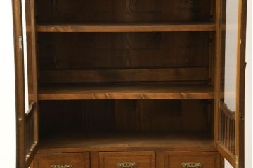 ブックケースをリペア&カスタム!欠損部分のガラスを交換し、棚受けと棚板2枚新規製作。修繕箇所・内部は本体と馴染ませて、現状のお品物に合わせて1トーン程落ち着いた色に着色。(本箱、戸棚、キャビネット)