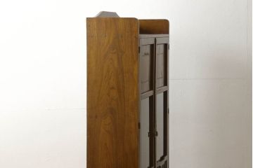 ブックケースをリペア&カスタム!欠損部分のガラスを交換し、棚受けと棚板2枚新規製作。修繕箇所・内部は本体と馴染ませて、現状のお品物に合わせて1トーン程落ち着いた色に着色。(本箱、戸棚、キャビネット)