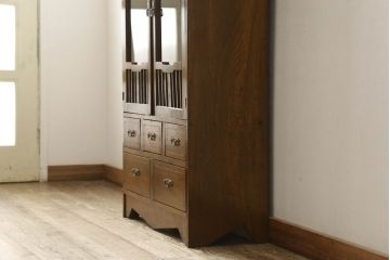 ブックケースをリペア&カスタム!欠損部分のガラスを交換し、棚受けと棚板2枚新規製作。修繕箇所・内部は本体と馴染ませて、現状のお品物に合わせて1トーン程落ち着いた色に着色。(本箱、戸棚、キャビネット)