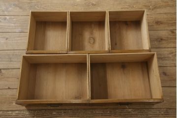 ブックケースをリペア&カスタム!欠損部分のガラスを交換し、棚受けと棚板2枚新規製作。修繕箇所・内部は本体と馴染ませて、現状のお品物に合わせて1トーン程落ち着いた色に着色。(本箱、戸棚、キャビネット)