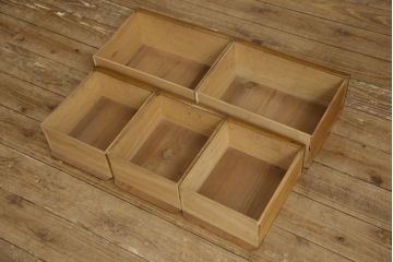 ブックケースをリペア&カスタム!欠損部分のガラスを交換し、棚受けと棚板2枚新規製作。修繕箇所・内部は本体と馴染ませて、現状のお品物に合わせて1トーン程落ち着いた色に着色。(本箱、戸棚、キャビネット)